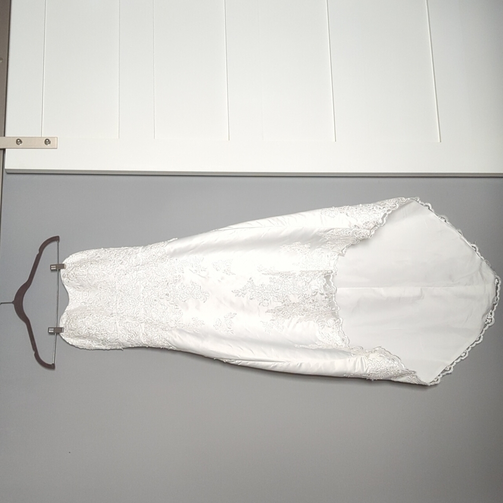 Elegant White Strapless Wedding Dress